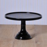 Baker Cake Stand in Black von Mosser Glass